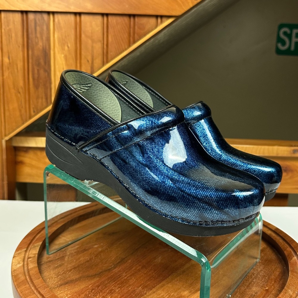 Dansko XP 2.0 Blue Denim Patent Leather Professional Clogs Women 39 US 8.5-9